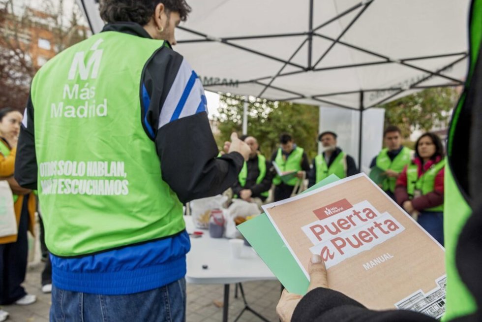 Archivo - Campaña 'puerta a puerta' de Más Madrid