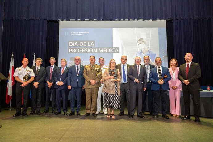 El Colegio de Médicos de Cantabria otorga su Medalla de Oro a Tomás Cobo