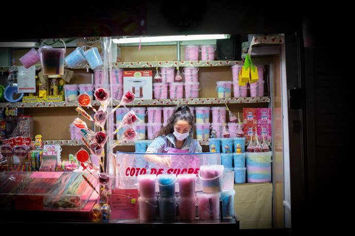 Archivo - Un tenderete de dulces en la Feria de Reyes de la Gran Vía en Barcelona