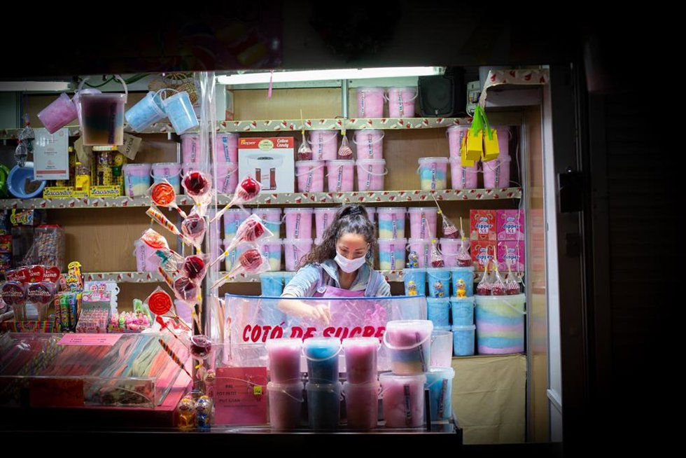 Archivo - Un tenderete de dulces en la Feria de Reyes de la Gran Vía en Barcelona
