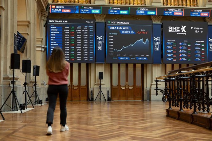 (Foto de ARCHIVO) Paneles informativos en el Palacio de la Bolsa de Madrid, a 11 de mayo de 2026, en Madrid (España).