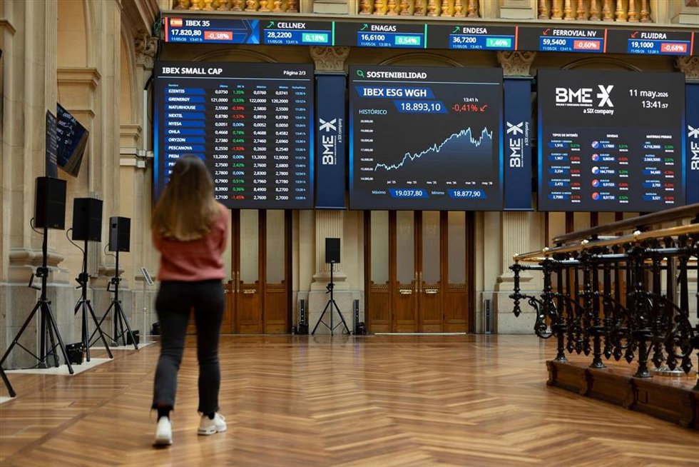 (Foto de ARCHIVO) Paneles informativos en el Palacio de la Bolsa de Madrid, a 11 de mayo de 2026, en Madrid (España).