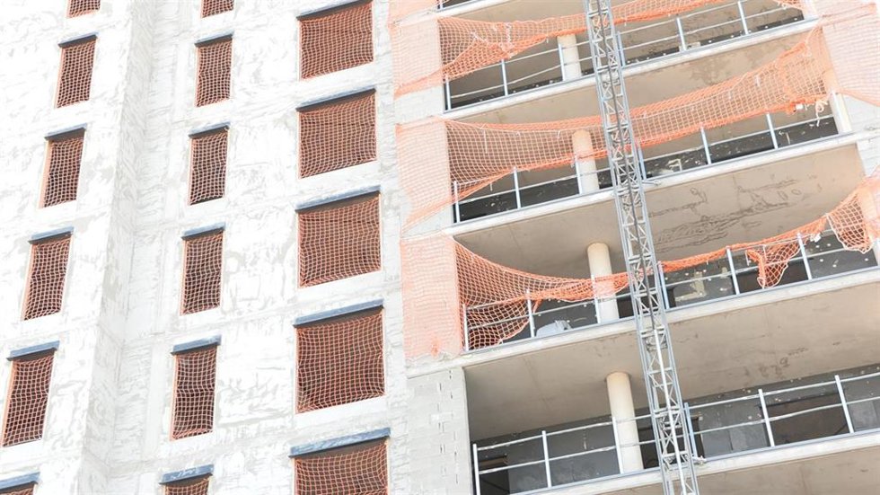 Archivo - Fachada de pisos en construcción