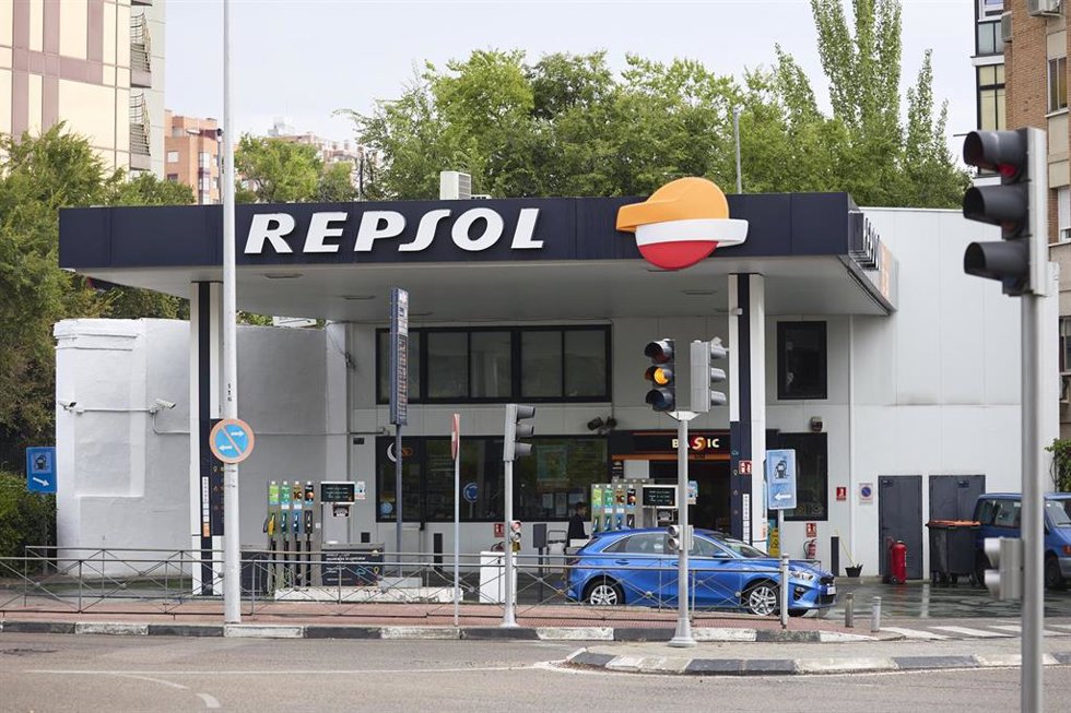 Archivo - Un coche reposta en una gasolinera, a 31 de agosto de 2024, en Madrid (España). El precio de los carburantes en España ha encadenado esta semana una nueva bajada de cara a la operación retorno de las vacaciones de verano y ha marcado un nuevo mí