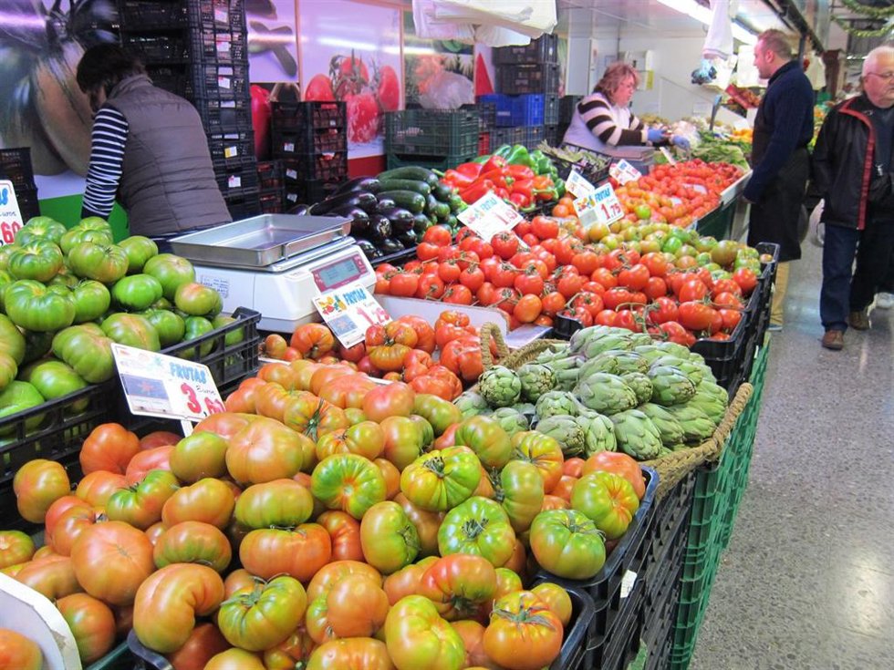 Archivo - Puesto de frutas y verduras en un mercadillo