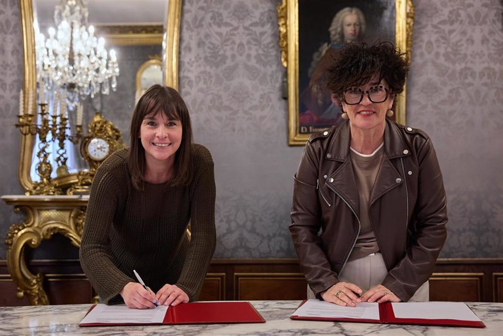 Firma del convenio entre la consejera Alfaro y la consejera Jurío en relación al uso de la justicia restaurativa en la resolución de casos de racismo y/o xenofobia