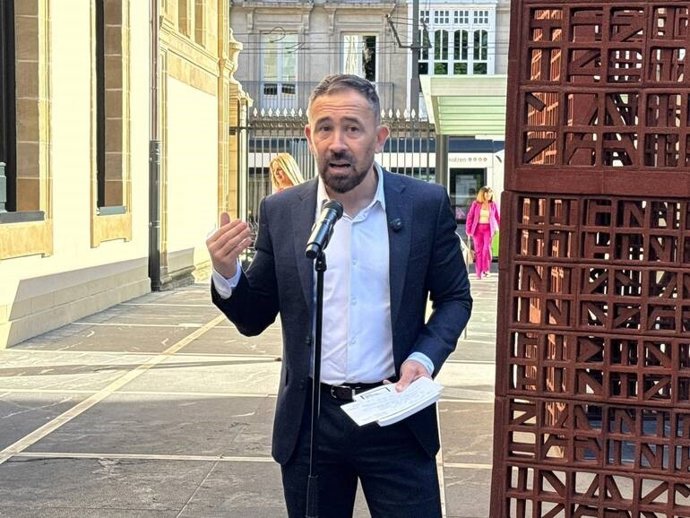 El consejero de Vivienda y Agenda Urbana del Gobierno Vasco, Denis Itxaso, realiza declaraciones en la entrada del Parlamento Vasco