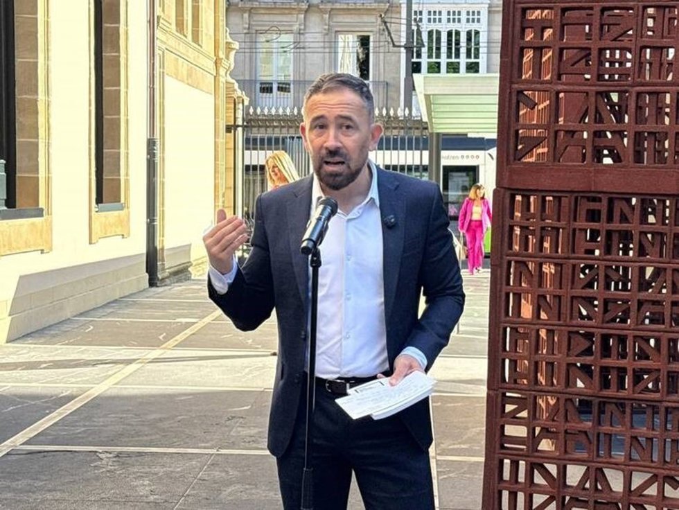 El consejero de Vivienda y Agenda Urbana del Gobierno Vasco, Denis Itxaso, realiza declaraciones en la entrada del Parlamento Vasco