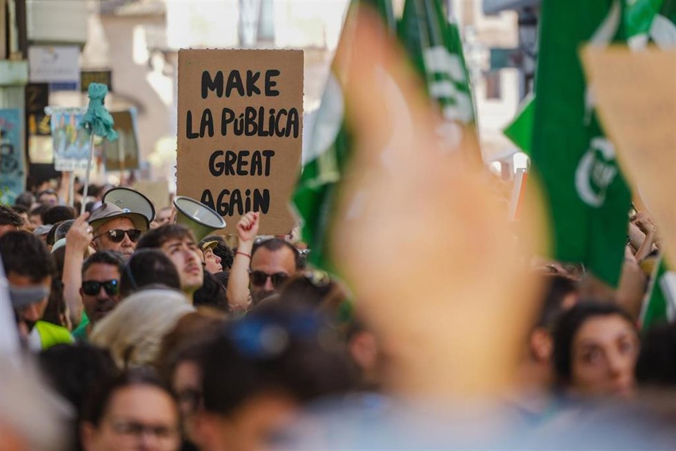 Decenas de personas durante una concentración, frente a Les Corts Valencianes. ARCHIVO. 