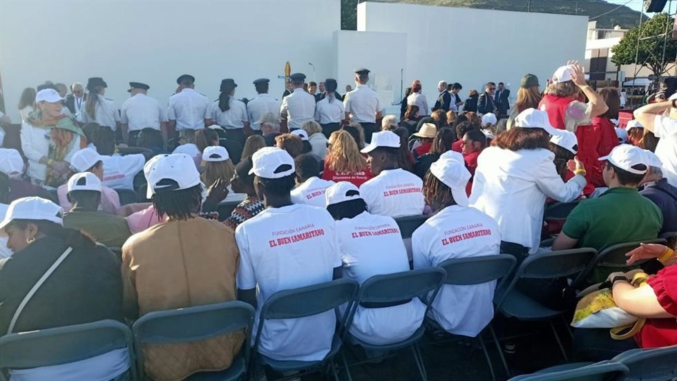 Un grupo de personas migrantes, a la espera de la llegada del Papa a La Laguna
