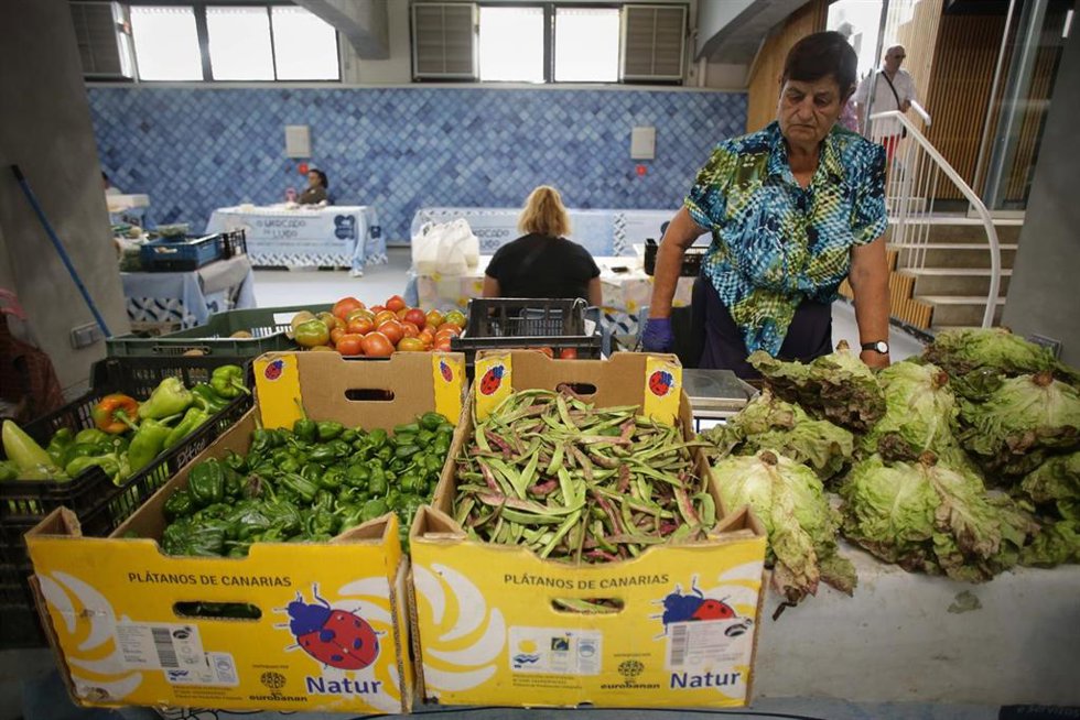Archivo - Un puesto de venta de alimentos en un mercado, a 11 de agosto de 2023, en Lugo, Galicia (España). El Índice de Precios de Consumo (IPC) aumentó un 0,2% en julio en relación al mes anterior y elevó cuatro décimas su tasa interanual, hasta el 2,3%
