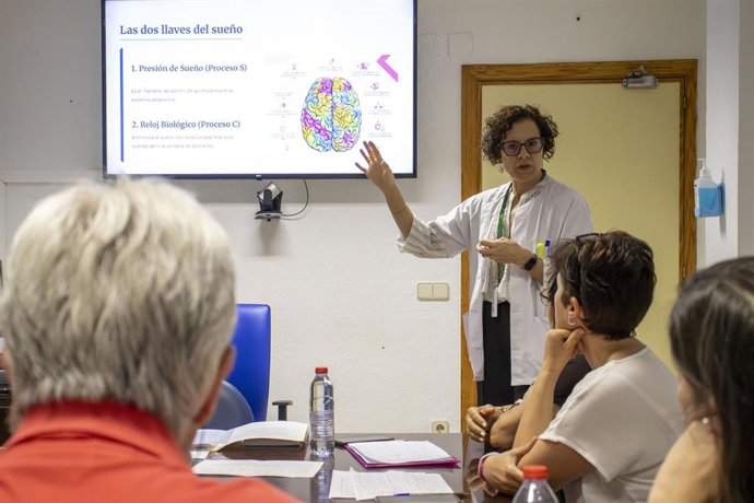 La psicóloga explica mecanismos del sueño en el Hospital Virgen de las Nieves.