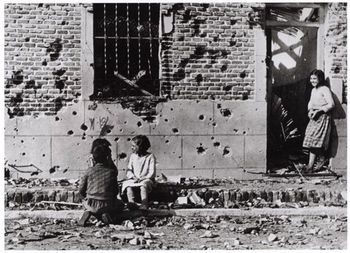 Archivo - La calle Peironcely número 10, convertida en un icono de la Guerra Civil porque fue fotografiada por Robert Capa Fotografía de la Calle Peironcely 10, icono de la guerra civil, por Robert Capa