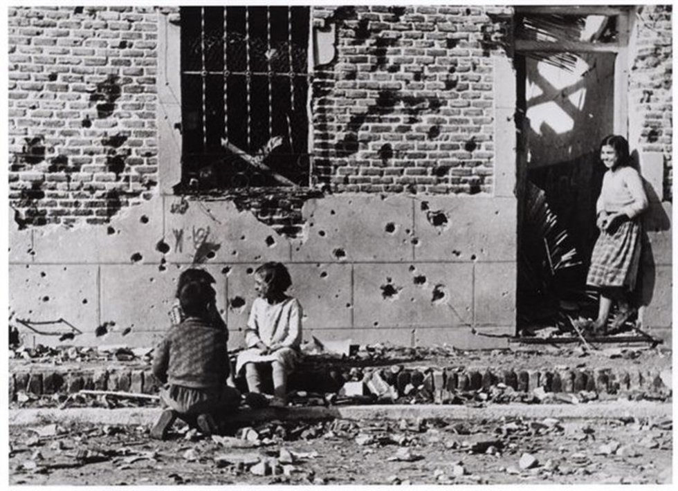 Archivo - La calle Peironcely número 10, convertida en un icono de la Guerra Civil porque fue fotografiada por Robert Capa Fotografía de la Calle Peironcely 10, icono de la guerra civil, por Robert Capa