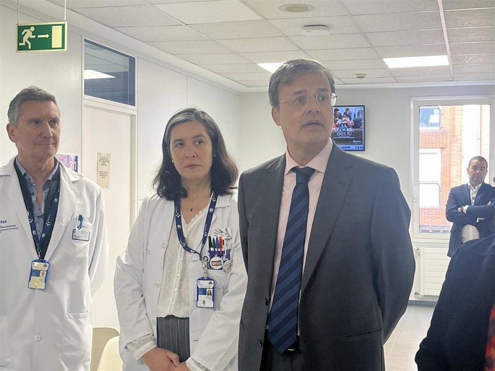 Archivo - El consejero de Salud del Gobierno Vasco, Alberto Martínez, en una visita al ambulatorio de Indautxu