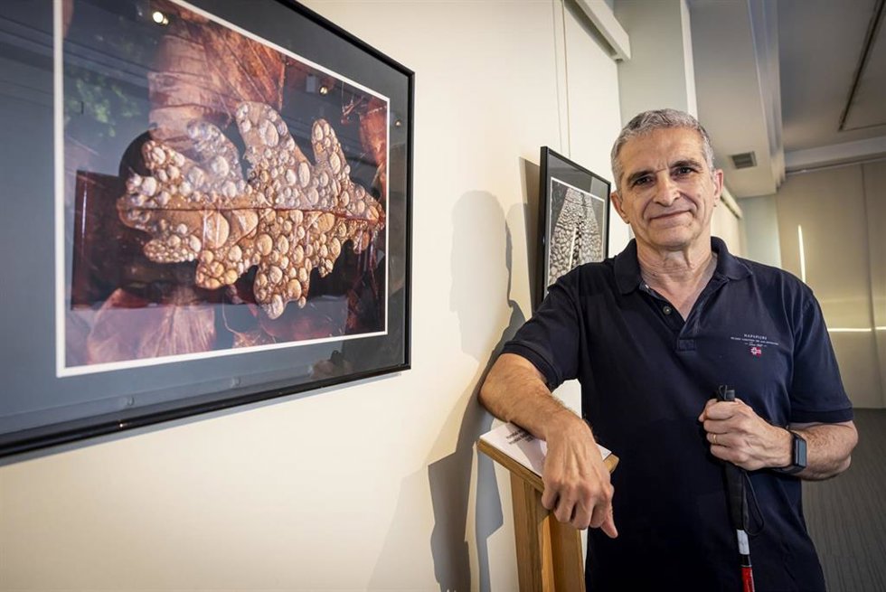 El fotógrafo sordociego Rafael Zapata inaugura una exposición en el Museo Tiflológico de la ONCE.