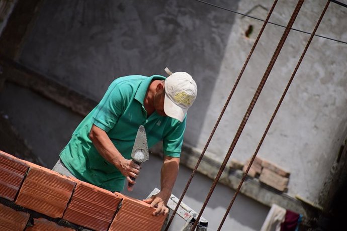 Archivo - Un trabajador del sector de la construcción (imagen de archivo). 