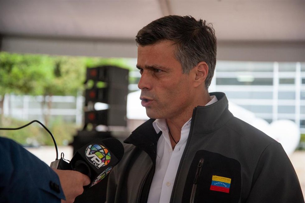 Archivo - El líder de la oposición venezolana, Leopoldo López, asiste a una fiesta de Navidad para migrantes venezolanos junto al alcalde de Bogotá en 2020.