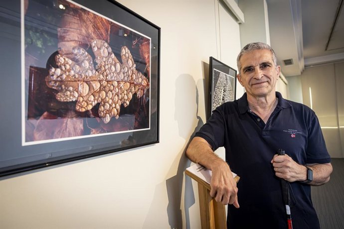El fotógrafo sordociego Rafael Zapata inaugura una exposición en el Museo Tiflológico de la ONCE.