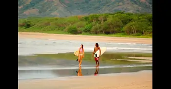 Entre dos océanos, miles de olas y Pura Vida: así se vive el surf en Costa Rica