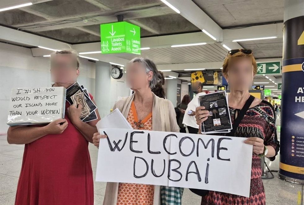 Un grupo de activistas da una "bienvenida irónica" a los primeros pasajeros de la ruta entre Palma y Dubái