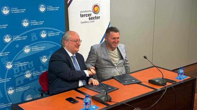 El presidente del CES-CyL, Enrique Cabero, y el de la Plataforma del Tercer Sector de CyL, Francisco Sardón, firman la renovación de su protocolo de colaboración