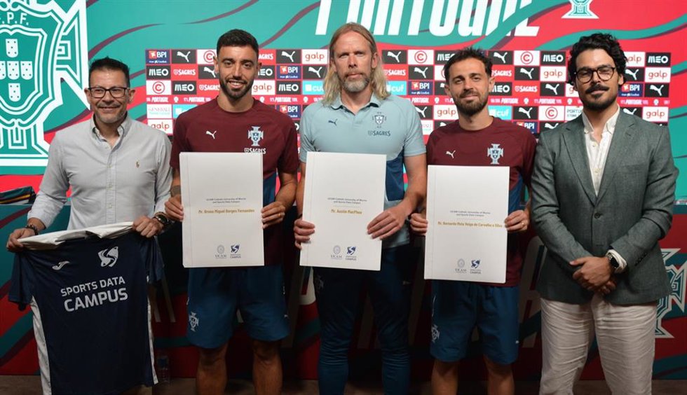 Bruno Fernandes y Bernardo Silva tras ser nombrados nombrado profesores honoríficos del Master's Degree in Set Pieces in Football: Coaching, Analysis & Execution de la UCAM Murcia y Sport Data Campus