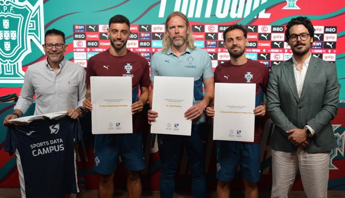 Bruno Fernandes y Bernardo Silva tras ser nombrados nombrado profesores honoríficos del Master's Degree in Set Pieces in Football: Coaching, Analysis & Execution de la UCAM Murcia y Sport Data Campus