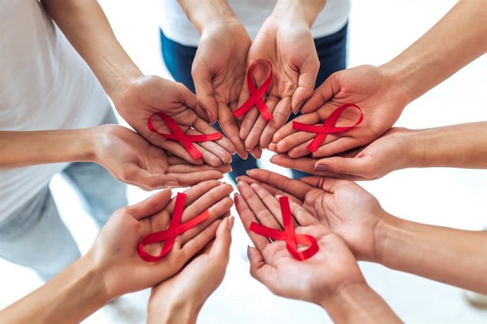 Archivo - Arquivo - Mãos segurando fitas de conscientização sobre o HIV/AIDS.