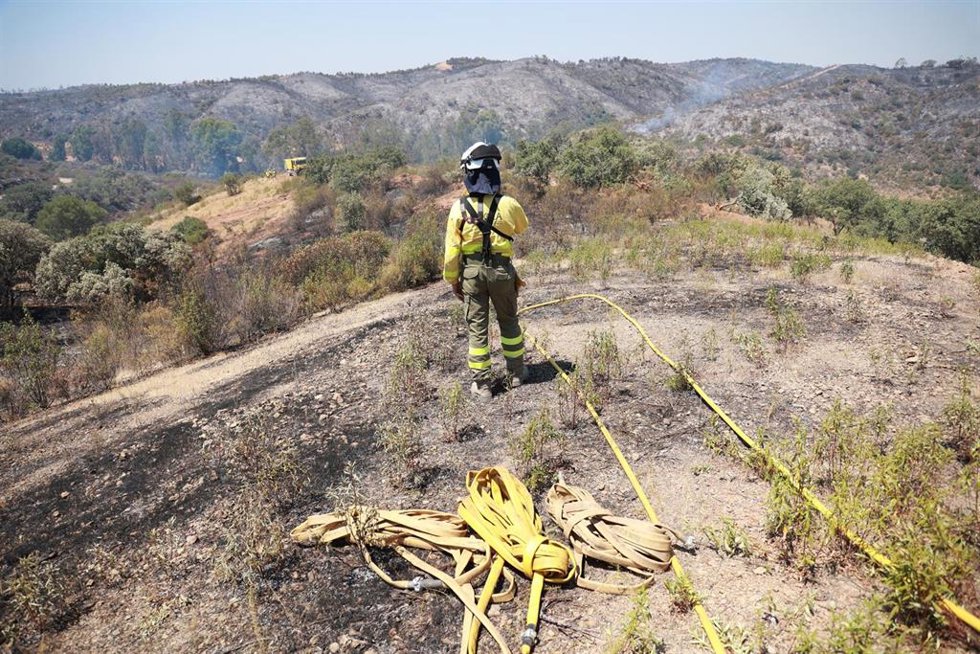 Efectivos del dispositivo de extinción del incendio forestal declarado el pasado lunes en el municipio onubense de Villanueva de los Castillejos.