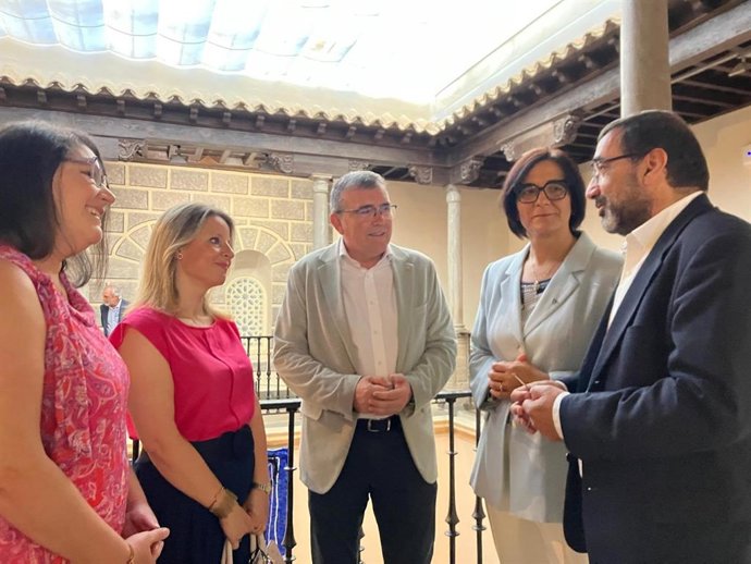 La escuela de formación del SAE y Centro de Referencia Nacional en Artesanía, Centro Albayzín, reúne en Granada a más de un centenar de profesionales, empresas, especialistas en restauración y conservación del patrimonio y artesanos.