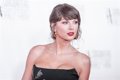 Taylor Swift ingresa en el Salón de la Fama de Compositores y rompe a llorar recordando el apoyo de su familia