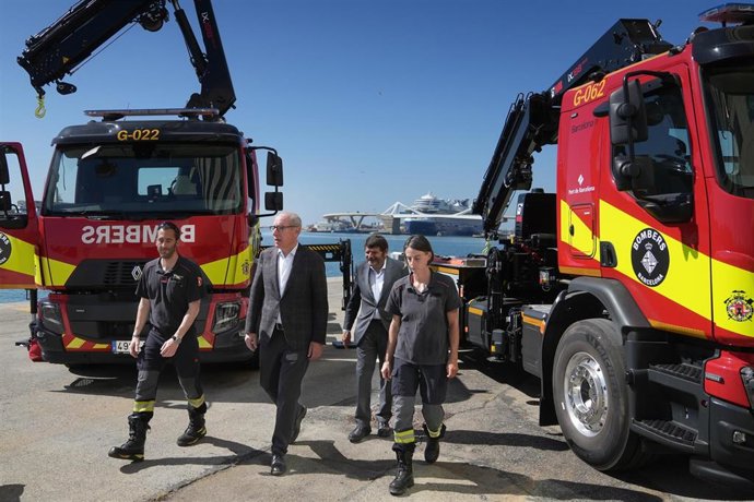 El tercer teniente de alcalde del Ayuntamiento de Barcelona, Albert Batlle, y el presidente del Puerto de Barcelona, José Alberto Carbonell, junto a los dos nuevos vehículos para Bombers de Barcelona