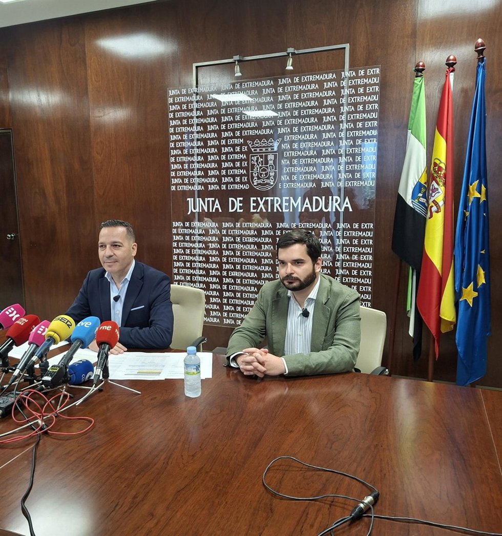 El vicepresidente y consejero de Desregulación, Servicios Sociales y Familia de la Junta, Óscar Fernández Calle, y el director general de Servicios Sociales, Infancia y Familia, Eliseo Fernández, en rueda de prensa