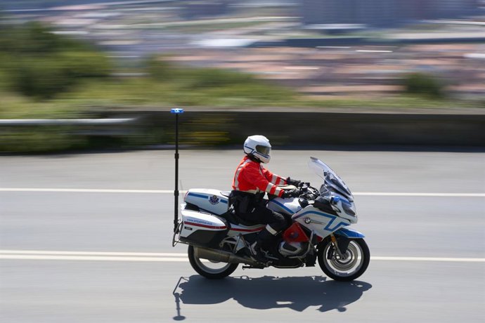 Ertzain bat motozikletan