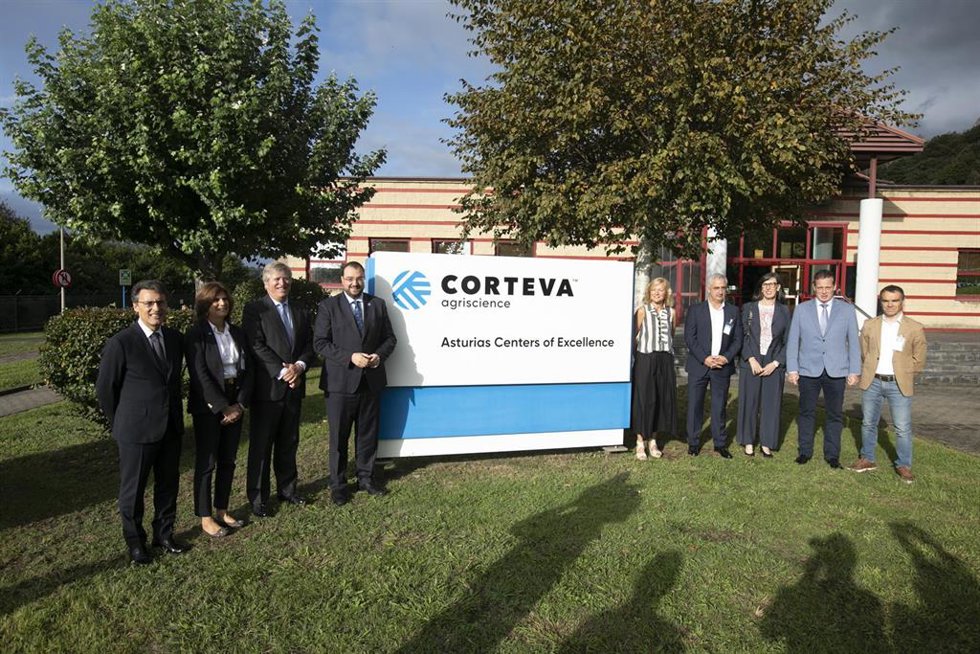 Archivo - Foto de familia durante la presentación oficial del Centro de Excelencia y Servicios Europeos de Corteva, en la planta del Valle de Tamón, a 4 de octubre de 2023, en Carreño, Asturias.