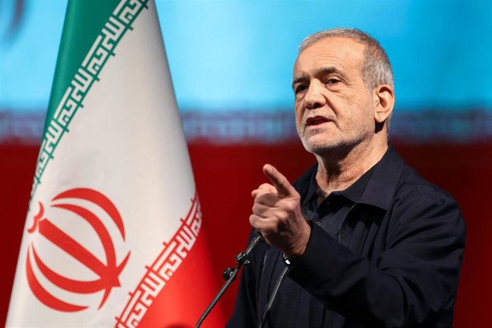 El presidente de Irán, Masud Pezeshkian, ofrece un discurso en Teherán. Eeeee