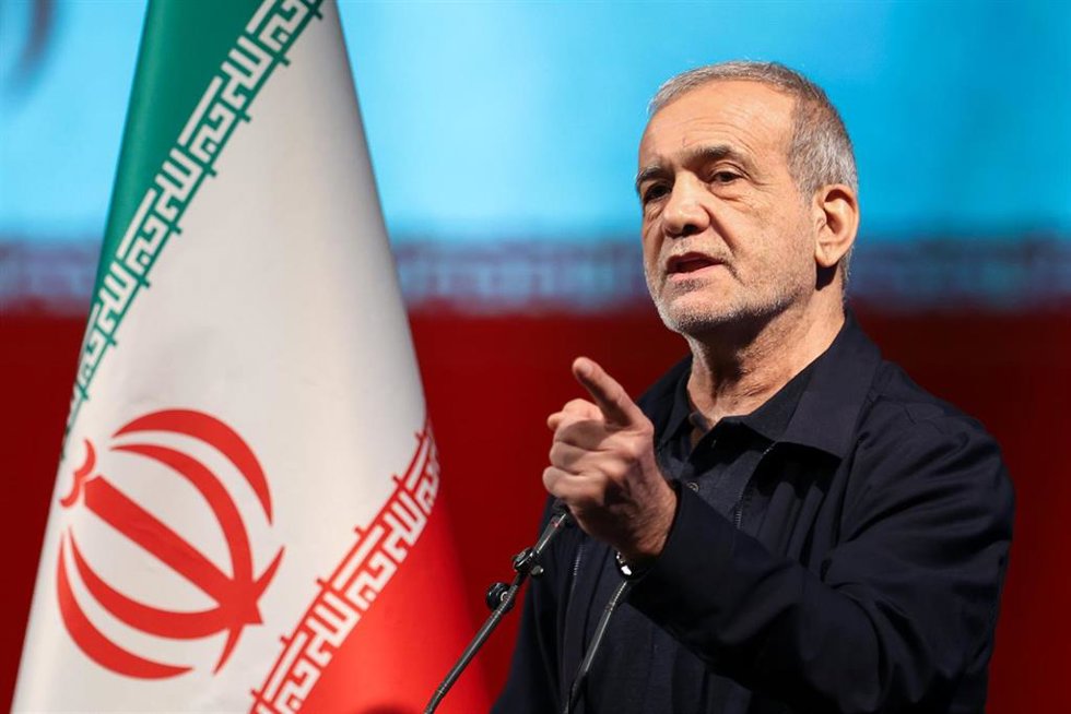 El presidente de Irán, Masud Pezeshkian, ofrece un discurso en Teherán. Eeeee
