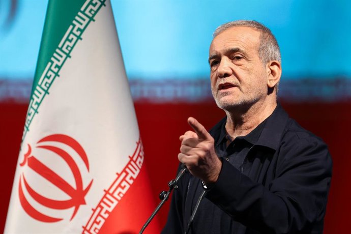 10 de junho de 2026, Teerã, Irã: O presidente iraniano Masoud Pezeshkian profere um discurso durante uma cerimônia em homenagem ao ex-Líder Supremo Ali Khamenei, em Teerã.