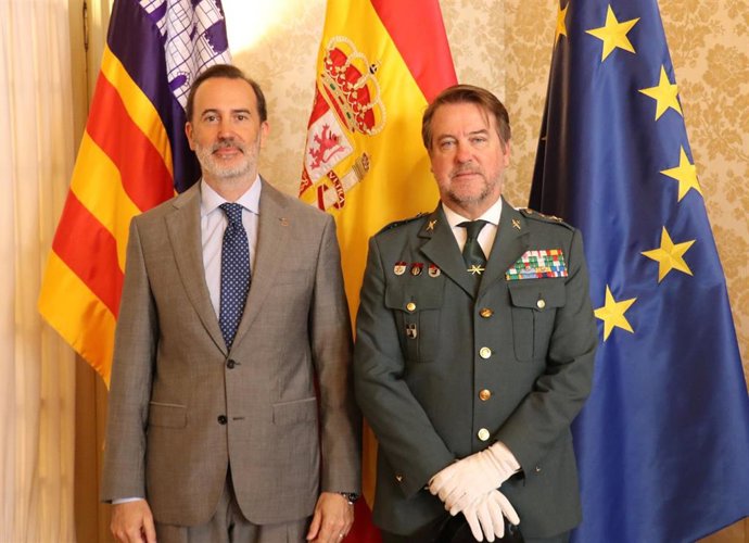 El presidente del Parlament, Gabriel Le Senne, y el general jefe de la Comandancia de la Guardia Civil en Baleares, Alejandro Hernández.