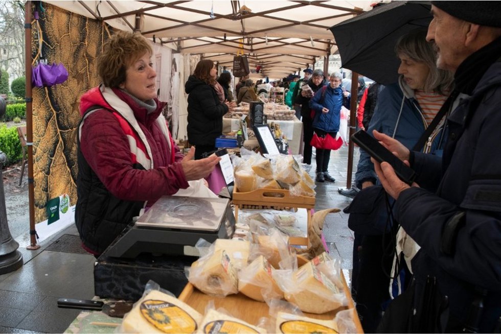 El mercadillo Basotxoa del Bosquecillo cierra este sábado el primer semestre del año con una jornada dedicada a la cereza.
