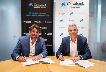El presidente de Cehat, Jorge Marichal, y el director de CaixaBank Empresas, Marc Benhamou, durante la firma