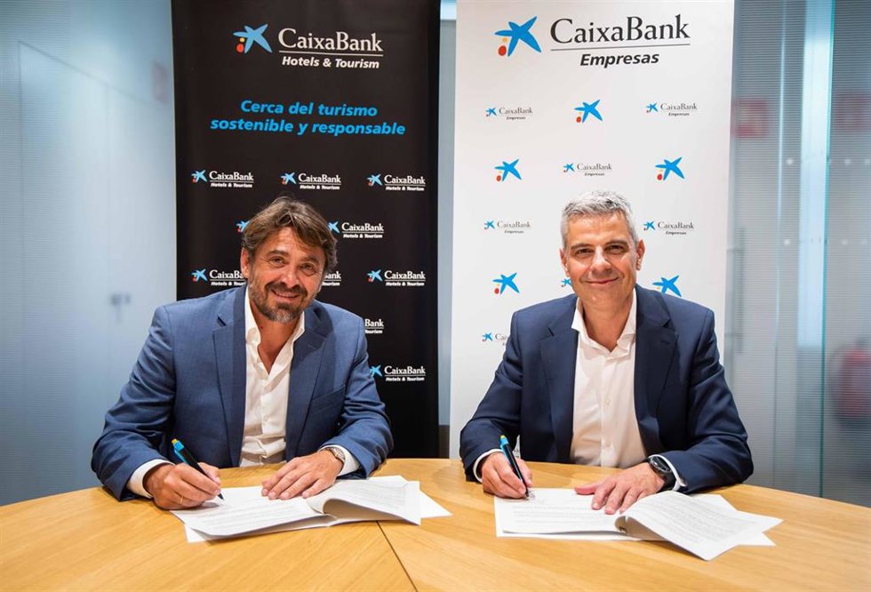 El presidente de Cehat, Jorge Marichal, y el director de CaixaBank Empresas, Marc Benhamou, durante la firma