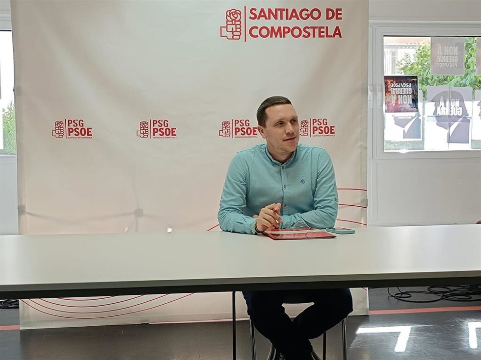 El diputado autonómico y secretario xeral del PSOE compostelano, Aitor Bouza, en rueda de prensa