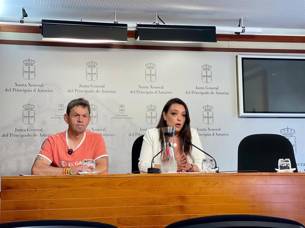 Rueda de prensa de la portavoz parlamentaria de Vox, Carolina López, y el portavoz de Vox en Aller, José Antonio del Peño.