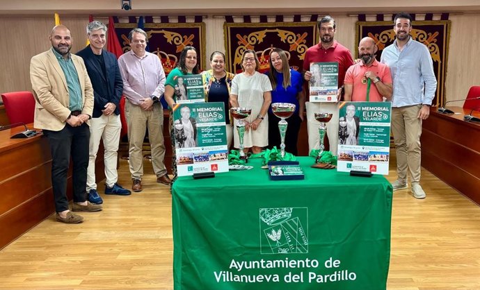 El concejal de Deportes de Villanueva del Pardillo, Francisco Funes, y el exinternacional de futsal Julio García Mera presidieron la presentación del II Memorial Elías Velarde en la localidad madrileña.
