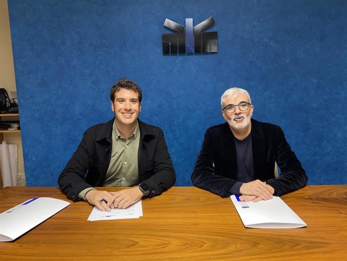 El presidente de la Federación Navarra de Municipios y Concejos (FNMC), Xabier Alcuaz (i), y el presidente de la Coordinadora de Organizaciones No Gubernamentales para el Desarrollo de Navarra (CONGDN), Octavio Romano, firman un convenio de colaboracíon.