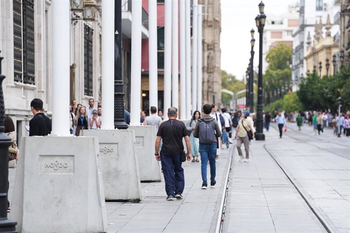 Archivo - Imágen de archuvo de la avenida de la Constitución de Sevilla tras la retirada de los toldos. A 21 de octubre de 2025