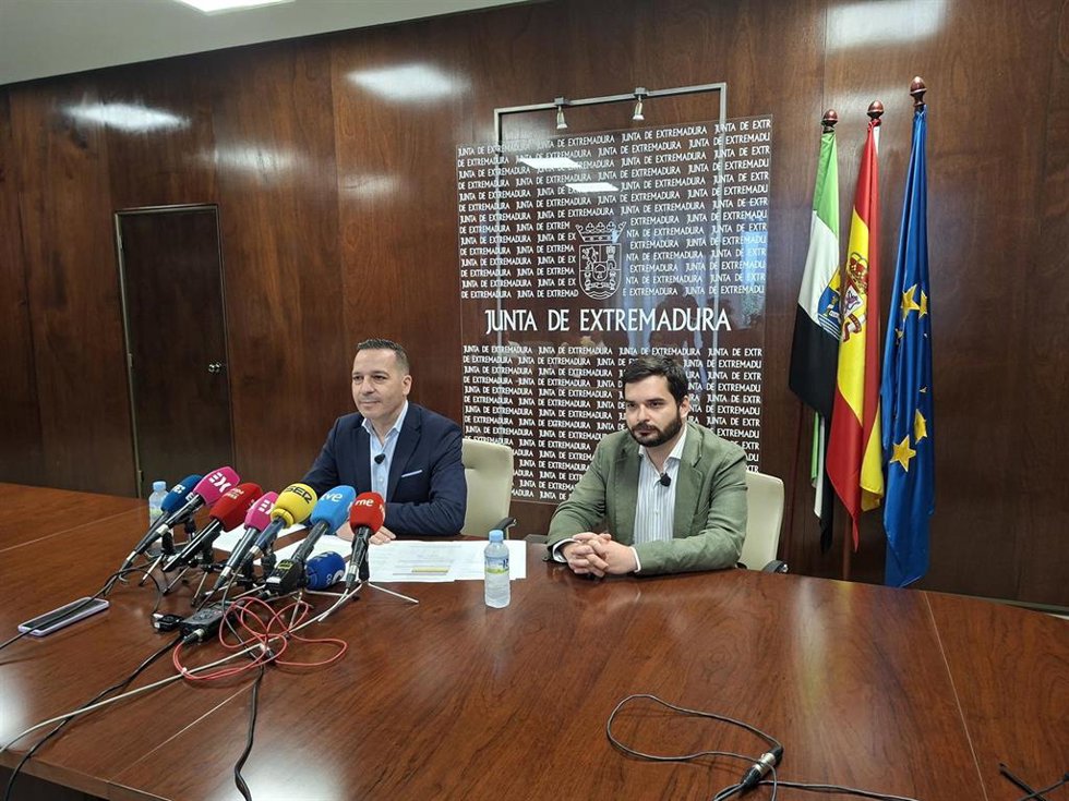 El vicepresidente y consejero de Desregulación, Servicios Sociales y Familia de la Junta, Óscar Fernández Calle, y el director general de Servicios Sociales, Infancia y Familia, Eliseo Fernández, en rueda de prensa