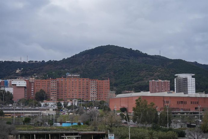 Archivo - Façana de l'Hospital Vall d'Hebron de Barcelona